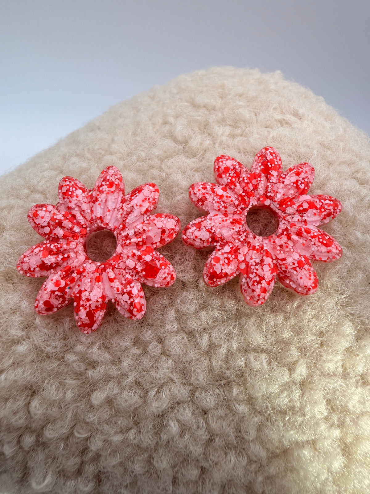 Pampille tournesol en résine rouge et rose pour boucles d'oreilles interchangeables, faite main en Dordogne