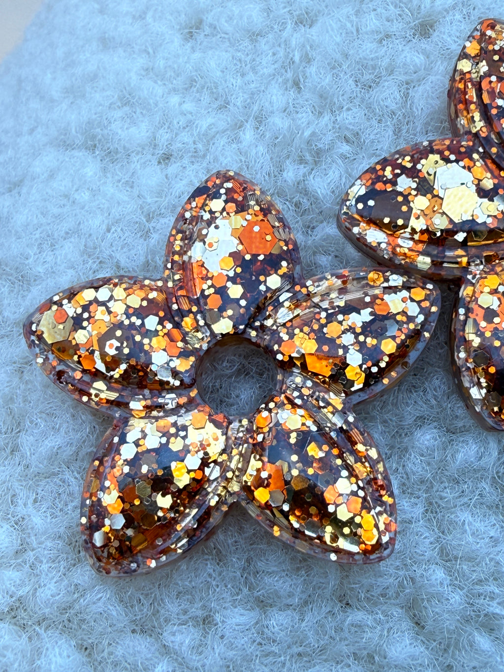 Pampille étoile en résine ambre pour boucles d'oreilles interchangeables, faite main en Dordogne