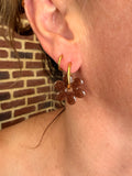 Boucle d'oreille interchangeable : pampille fleur six pétales en résine marron pailleté sur créole dorée, faite main en Dordogne
