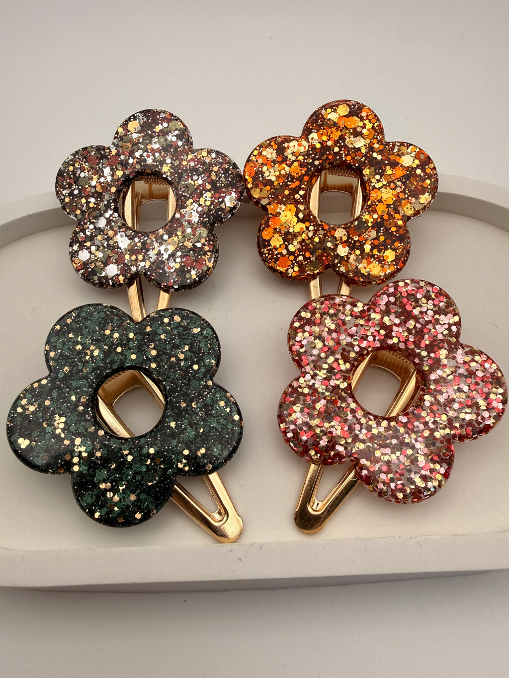 Barrettes à cheveux fleur en résine, quatre coloris faits main en Dordogne