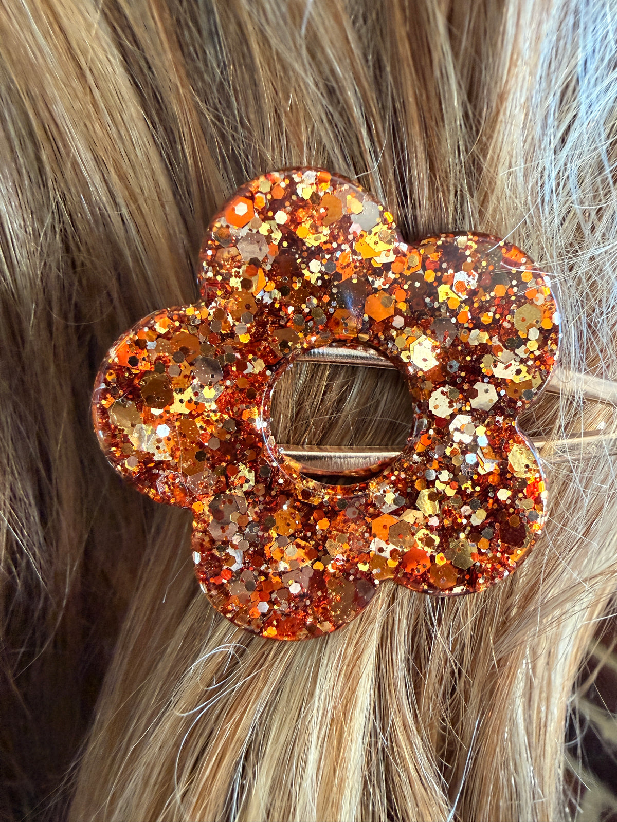 Barrette fleur en résine ambre, fait main en Dordogne