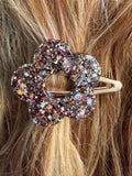 Barrette fleur en résine marron d'automne, fait main en Dordogne