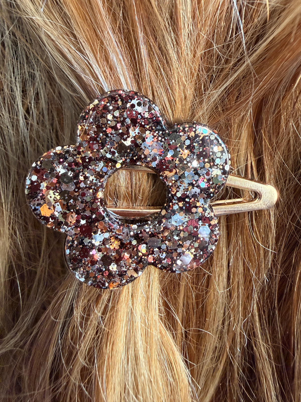 Barrette fleur en résine marron d'automne, fait main en Dordogne