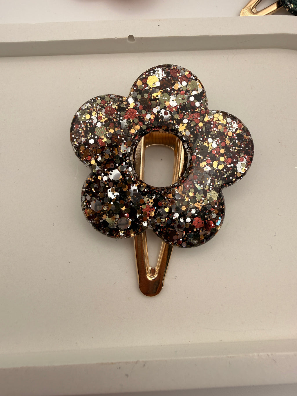Barrette fleur en résine marron d'automne, vue de détail