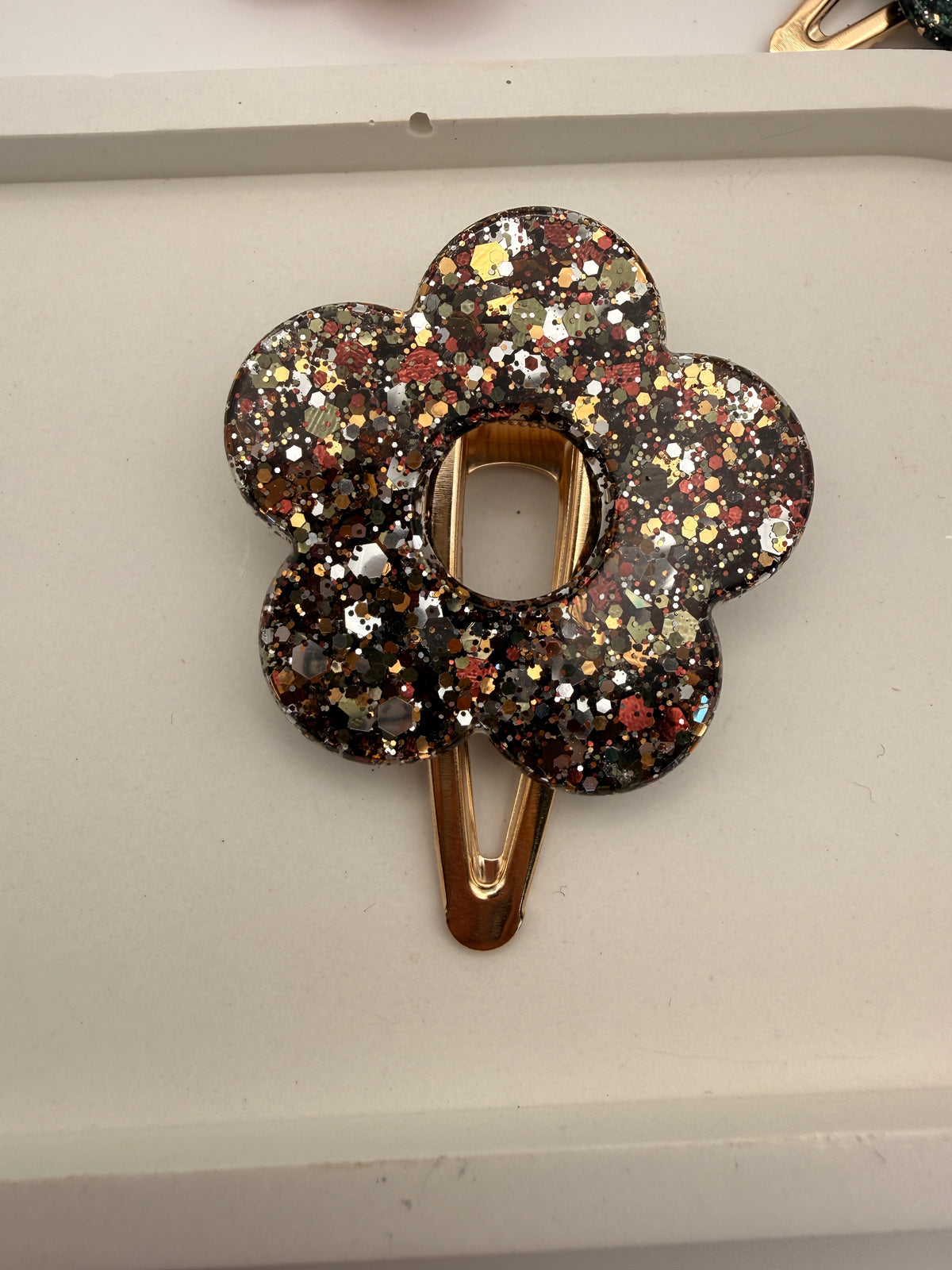 Barrette fleur en résine marron d'automne, vue de détail
