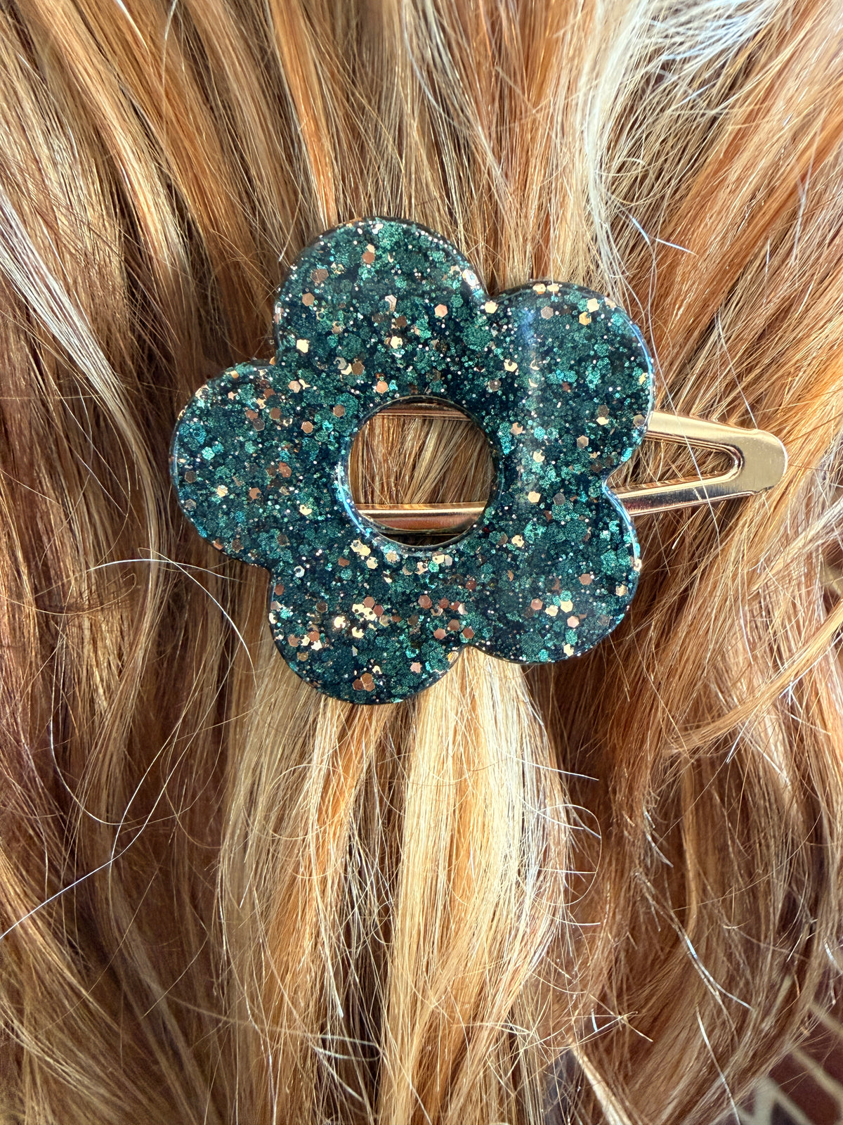 Barrette fleur en résine vert et doré, fait main en Dordogne