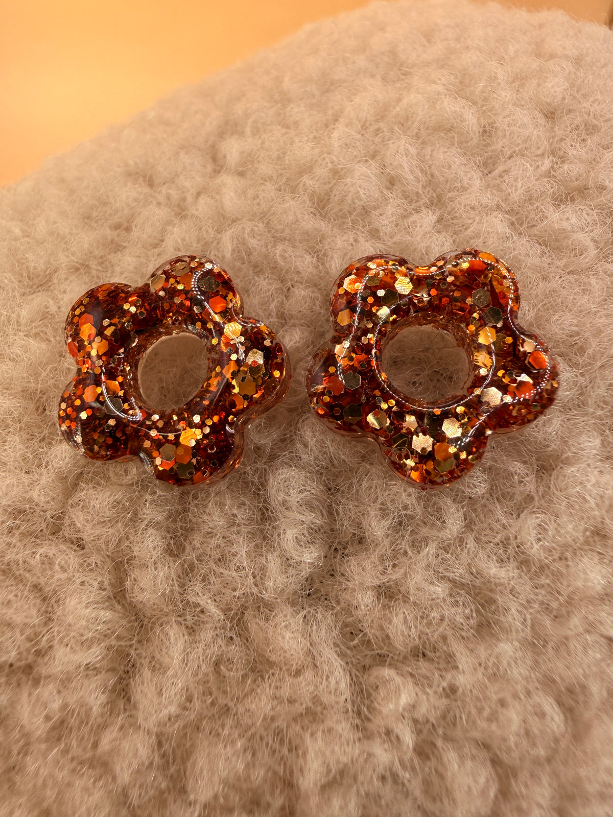 Petite pampille fleur en résine ambre pour boucles d'oreilles interchangeables, faite main en Dordogne