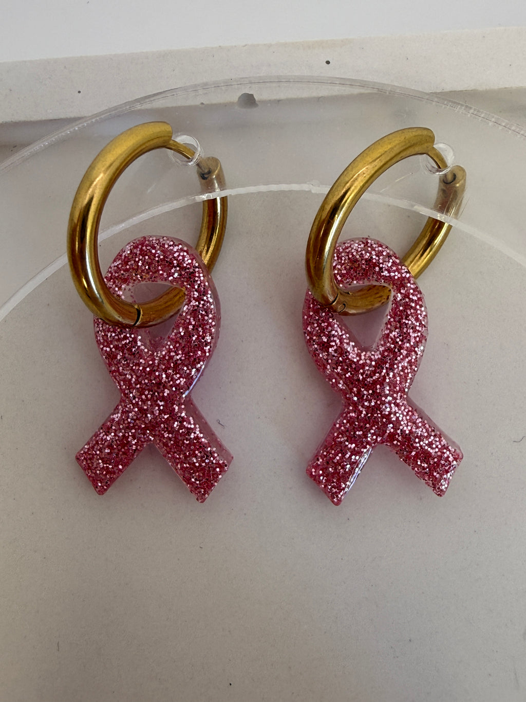 Pampille ruban Octobre Rose en résine rose clair à paillettes, fait main en Dordogne
