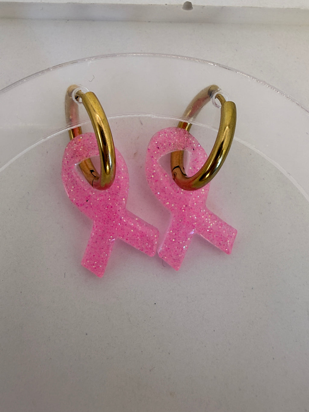 Pampille ruban Octobre Rose en résine rose fluo à paillettes, fait main en Dordogne